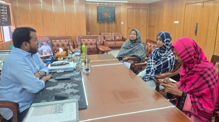 কারাবন্দী বিএনপি নেতার অসহায় পরিবারের পাশে দাঁড়ালেন রাসিক প্রশাসক